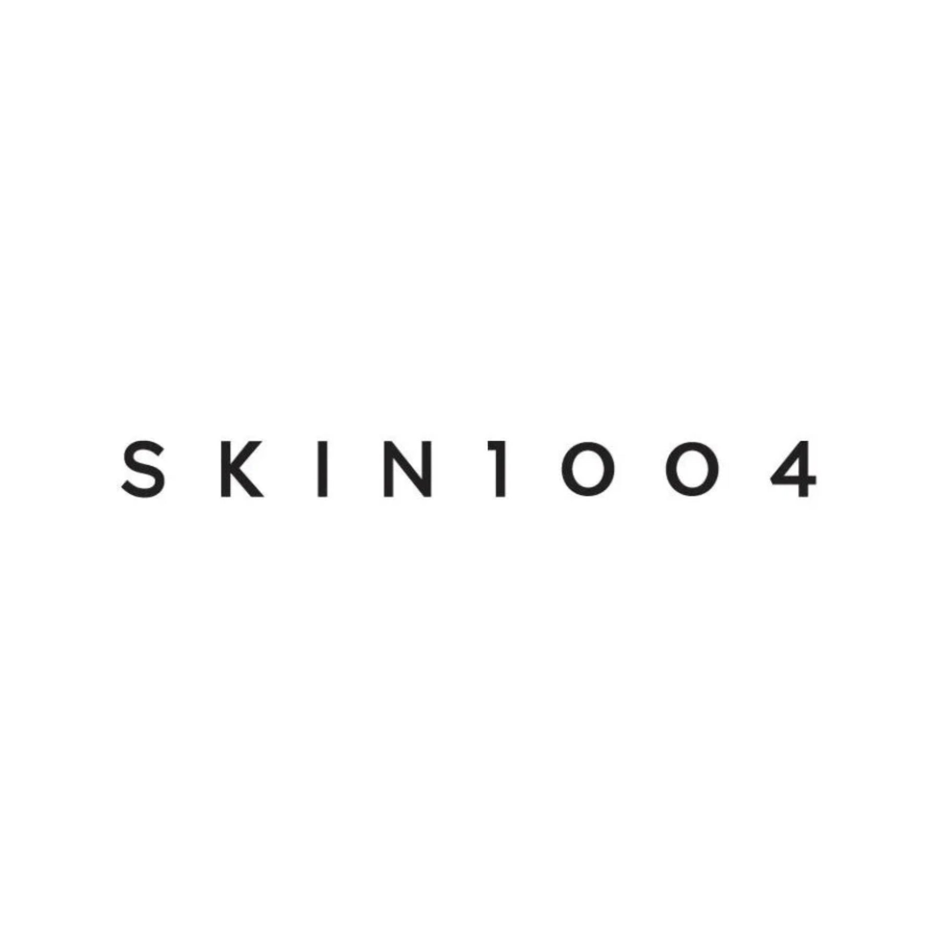 Skin1004 是以溫和修護為核心的韓國保養品牌，主打「Madagascar Centella」系列，嚴選馬達加斯加積雪草為代表成分，著重舒緩、保濕與穩定膚況。品牌訴求簡化保養步驟與成分透明，推出積雪草精華、安瓶與化妝水等日常必備，特別適合敏感肌、痘痘肌與想要清爽不黏膩的人。在一同百貨可找到 Skin1004 積雪草保養全系列，從清潔到精華一次配齊。