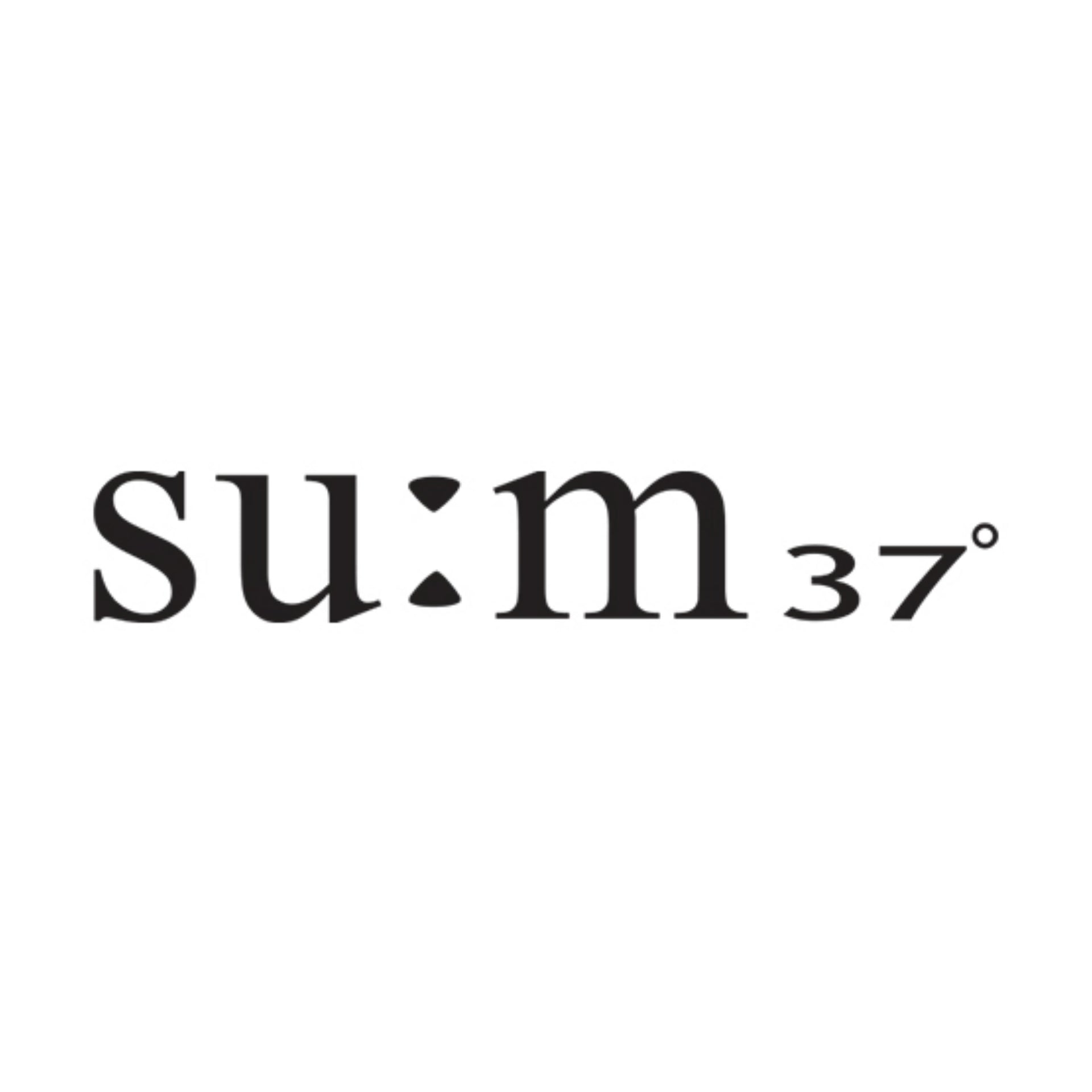 su:m37˚ 是韓國高端保養品牌，以「自然發酵」為核心的發酵保養著稱。品牌名稱中的 37˚ 指接近肌膚的溫度，呼應其以溫和工法與長時間發酵萃取，打造講究膚感與穩定度的護膚體驗；旗下以發酵精華、保濕修護與亮澤調理等系列廣受關注。適合追求細緻質地、想嘗試韓國發酵保養的人，在一同百貨可選購 su:m37˚ 熱門保養品與組合。